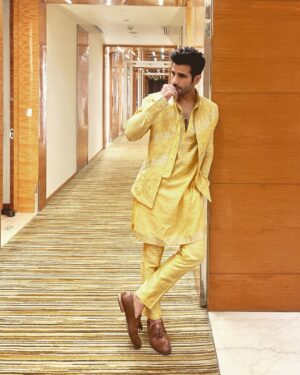 Karan Tacker Instagram - Wondering where my biryanis coming from🍛!!!!
#EidMubarak
👕 @theblues.sehgalbros