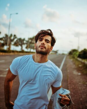 Karan Tacker Instagram - Keep walking🚶🏻