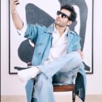 Karan Tacker Instagram - It’s hard not to look good, when the #OPPOFindN2Flip goes with literally anything I wear! It’s not just the #BestFlipPhone, it’s a fashion statement all by itself! #SeeMoreInASnap #ohsnap Mumbai, Maharashtra