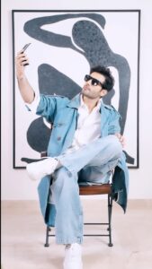 Karan Tacker Instagram - It’s hard not to look good, when the #OPPOFindN2Flip goes with literally anything I wear! It’s not just the #BestFlipPhone, it’s a fashion statement all by itself! #SeeMoreInASnap #ohsnap Mumbai, Maharashtra