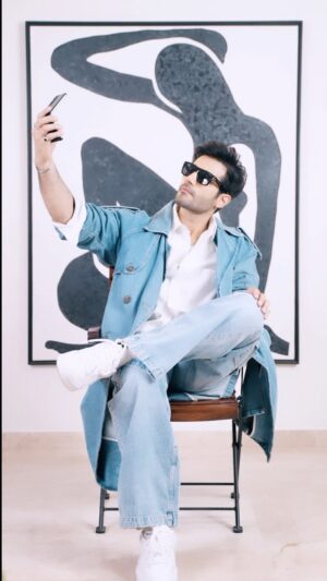 Karan Tacker Instagram - It’s hard not to look good, when the #OPPOFindN2Flip goes with literally anything I wear! It’s not just the #BestFlipPhone, it’s a fashion statement all by itself! #SeeMoreInASnap #ohsnap