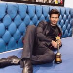 Karan Tacker Instagram - My 1st award for Khakee ,Power Packed Performance of the Year🌟 Smiling in immense gratitude. Thanks to the team, and the love from all of you♥️ ———— Suit : @raghavendra.rathore @iconicgoldaward Mumbai, Maharashtra