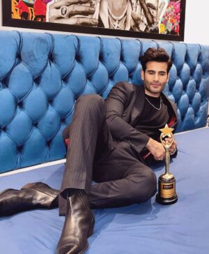 Karan Tacker Instagram - My 1st award for Khakee ,Power Packed Performance of the Year🌟
Smiling in immense gratitude.
Thanks to the team, and the love from all of you♥️
————
Suit : @raghavendra.rathore 
@iconicgoldaward