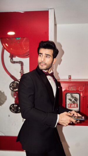 Karan Tacker Instagram - Incase they were looking for more presenters for the Oscars , let me know @deepikapadukone 🌟😜
——
🕴️ @raghavendra.rathore 
📸 @dieppj 
🎨@sachin_ghankutkar 
💈 @aalimhakim
#oscar #oscars2023 @theacademy #theacademyawards