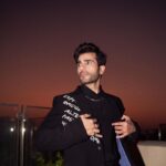 Karan Tacker Instagram - God gave you the brush, paint your own horizon 🪄👨‍🎨 🕴️ @manishmalhotra05 @manishmalhotraworld 📸 @dieppj 🎨 @sachin_ghankutkar 💈 @aalimhakim 👟 @adidasoriginals @adidasindia Mumbai, Maharashtra