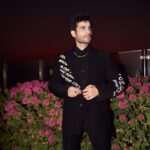 Karan Tacker Instagram - God gave you the brush, paint your own horizon 🪄👨‍🎨 🕴️ @manishmalhotra05 @manishmalhotraworld 📸 @dieppj 🎨 @sachin_ghankutkar 💈 @aalimhakim 👟 @adidasoriginals @adidasindia Mumbai, Maharashtra
