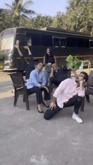 Karan Wahi Instagram - According to you who’s the winner for “pose like Reem” 
( For me Karan is the winner 😂 )

#raishinghanivsraishinghani