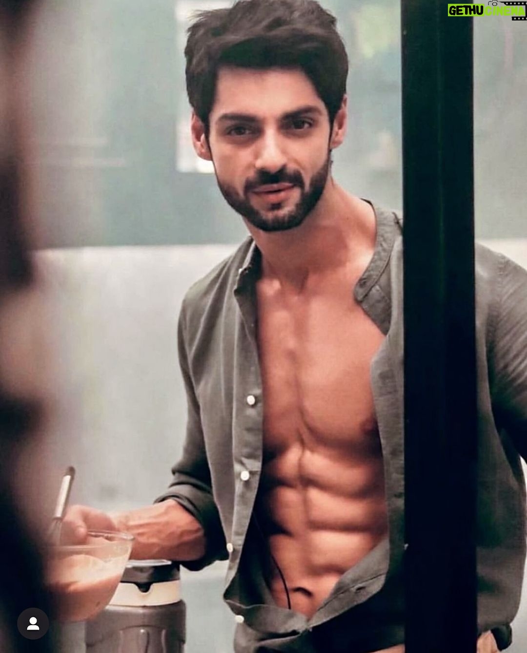 Karan Wahi Instagram - S U N D A Y Binge 😊