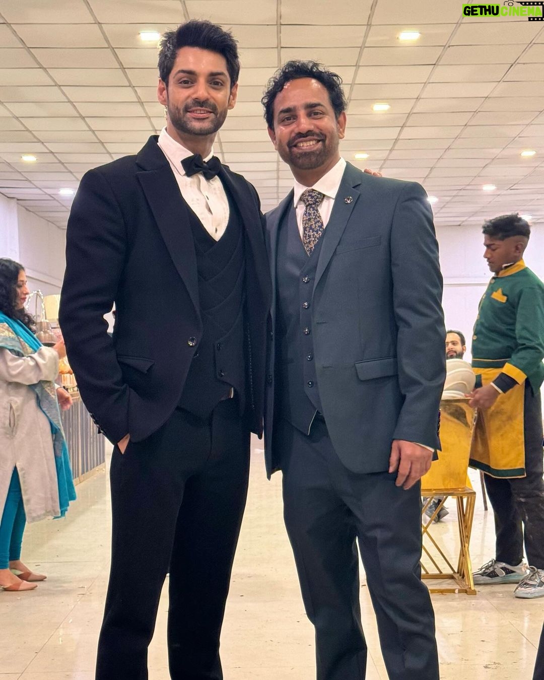 Karan Wahi Instagram - With THE AZIM’s In Decreasing Order A very special Day with Super special People. @azim.adnan @hasanazim ki Shaadi I have known these 5 Brothers for over a Decade and finally i got to meet All 5 together Phewww Finally!!! Outfit @bharat_reshma