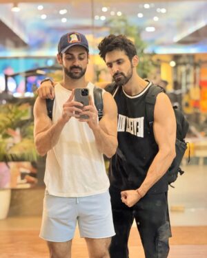 Karan Wahi Instagram - ViRaT’s 
They Are Just One Above…
🙃😉

@arjitaneja