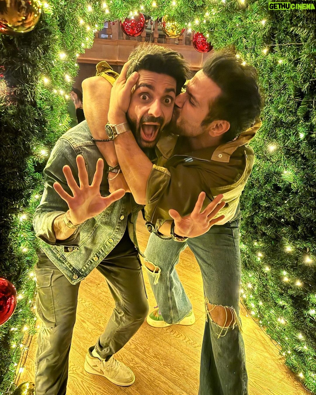 Karan Wahi Instagram - Learnt The Trick of Being INSTA Savvy from MR. GRAM himself🤗😋🤗 @rithvikk_dhanjani