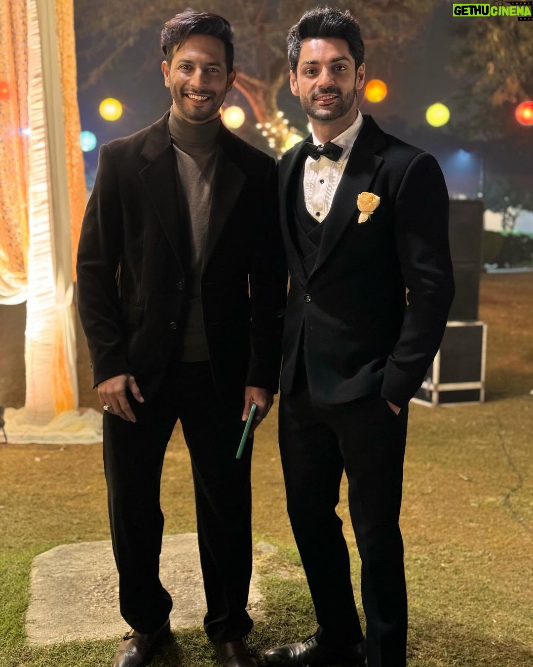 Karan Wahi Instagram - With THE AZIM’s In Decreasing Order A very special Day with Super special People. @azim.adnan @hasanazim ki Shaadi I have known these 5 Brothers for over a Decade and finally i got to meet All 5 together Phewww Finally!!! Outfit @bharat_reshma