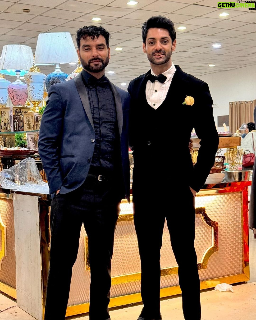 Karan Wahi Instagram - With THE AZIM’s In Decreasing Order A very special Day with Super special People. @azim.adnan @hasanazim ki Shaadi I have known these 5 Brothers for over a Decade and finally i got to meet All 5 together Phewww Finally!!! Outfit @bharat_reshma