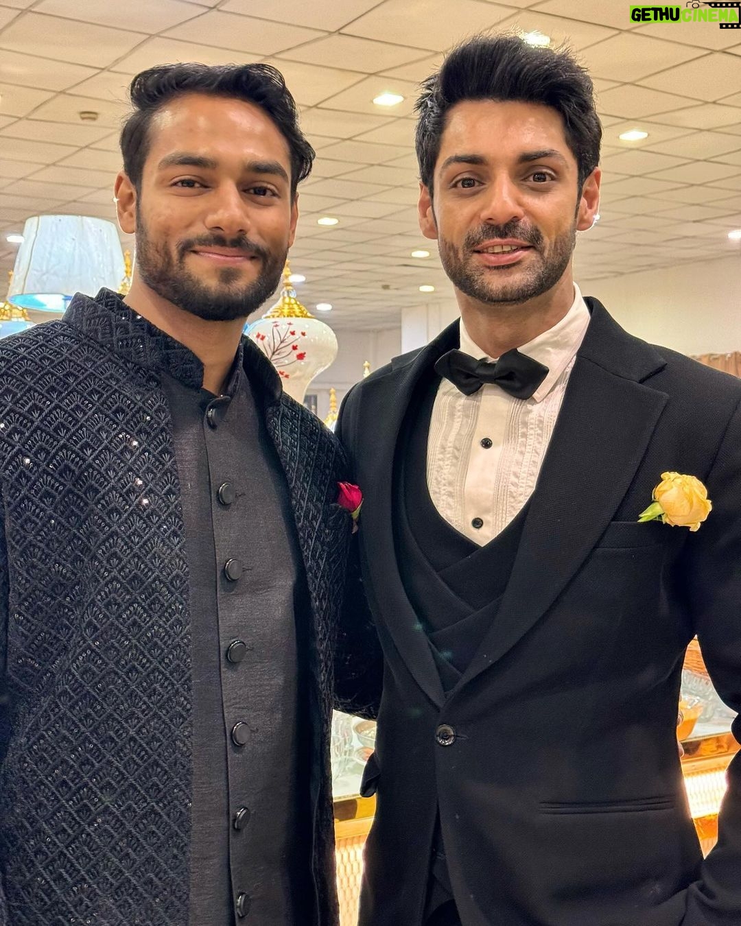 Karan Wahi Instagram - With THE AZIM’s In Decreasing Order A very special Day with Super special People. @azim.adnan @hasanazim ki Shaadi I have known these 5 Brothers for over a Decade and finally i got to meet All 5 together Phewww Finally!!! Outfit @bharat_reshma