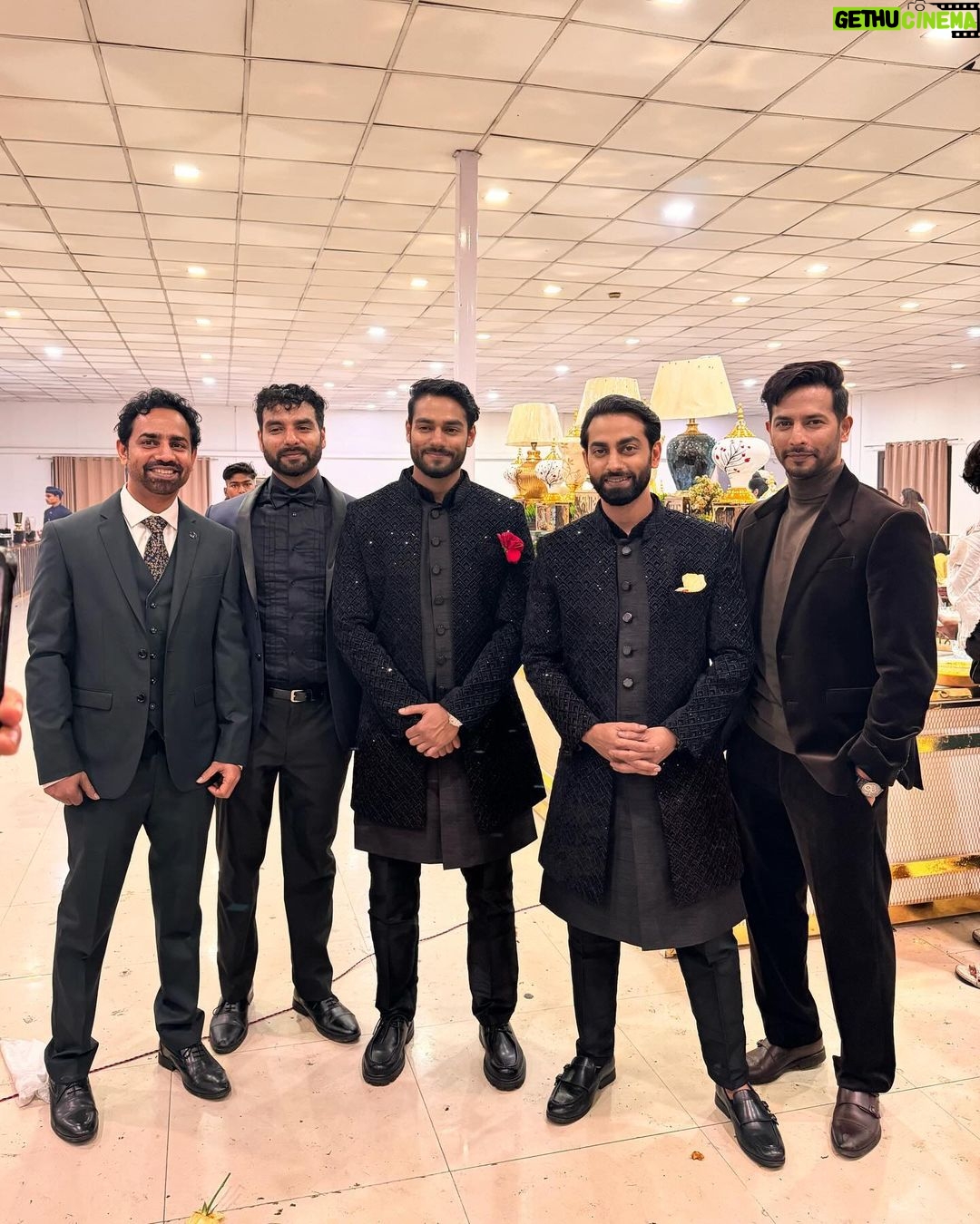 Karan Wahi Instagram - With THE AZIM’s In Decreasing Order A very special Day with Super special People. @azim.adnan @hasanazim ki Shaadi I have known these 5 Brothers for over a Decade and finally i got to meet All 5 together Phewww Finally!!! Outfit @bharat_reshma