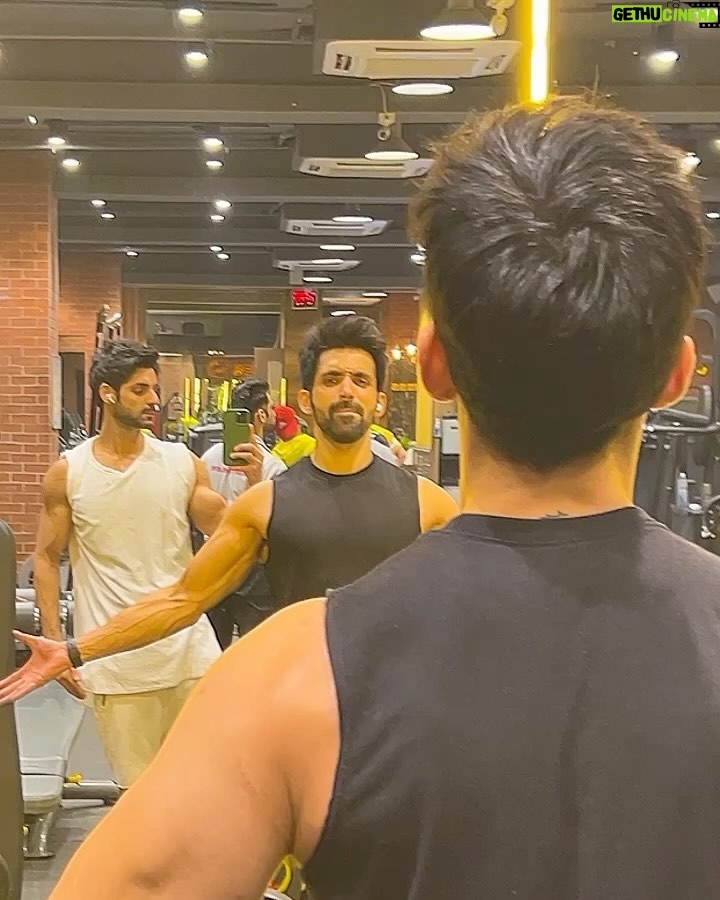 Karan Wahi Instagram - Happy Birthday kumbh ke mele waale Bhai @arjitaneja May u Never Get Lost in a MELA π May u Shine the Brightest in Life May u have the second best physique out thereπ
π
π
May u Find Even Things That iam looking for πππ Ab aur kya dua karoonβ¦ HAPPY BITTHDAY