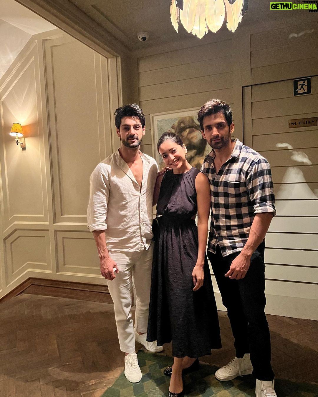 Karan Wahi Instagram - Happy Birthday kumbh ke mele waale Bhai @arjitaneja May u Never Get Lost in a MELA π May u Shine the Brightest in Life May u have the second best physique out thereπ
π
π
May u Find Even Things That iam looking for πππ Ab aur kya dua karoonβ¦ HAPPY BITTHDAY