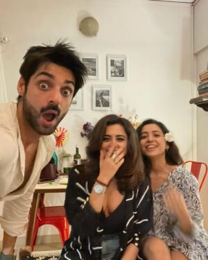Karan Wahi Instagram - Main aur Mere Doh 
GHUMAKAD Dost…😝😛🤪
@ashanegi @iridhidogra