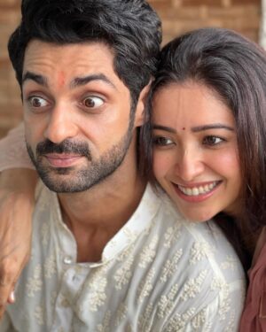 Karan Wahi Instagram - Dil Hai Chota Sa 
Badhi ho Gai ASHA
Masti Bhare Mann ki 
Bholi toh Bilkul Nahi Rahi ASHA…
@ashanegi 
@arjitaneja 
#moments #waali #pictures
