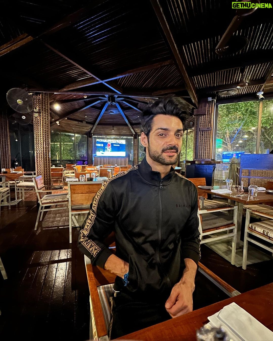 Karan Wahi Instagram - Because to look Good BAL- MAIN hai 😜