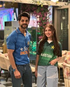 Karan Wahi Instagram - INDIA & PAKISTAN Vs sirf MATCH main hota hai… #maythebestteamwin @kinzahashmi Chalo yeh toh achi baatein hogai 😝😝 Dosti ek Taraf aur Cricket ka Match ek Taraf #jeetega bhai jeetega INDIA JEETEGA