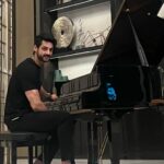 Karan Wahi Instagram – GAANA Bajaana Bhi AAta Hai
Aur FEEL bhi Poori Hai!!!
❤️🎶🎶