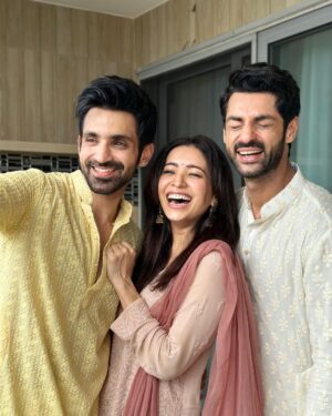 Karan Wahi Instagram - Dil Hai Chota Sa 
Badhi ho Gai ASHA
Masti Bhare Mann ki 
Bholi toh Bilkul Nahi Rahi ASHA…
@ashanegi 
@arjitaneja 
#moments #waali #pictures