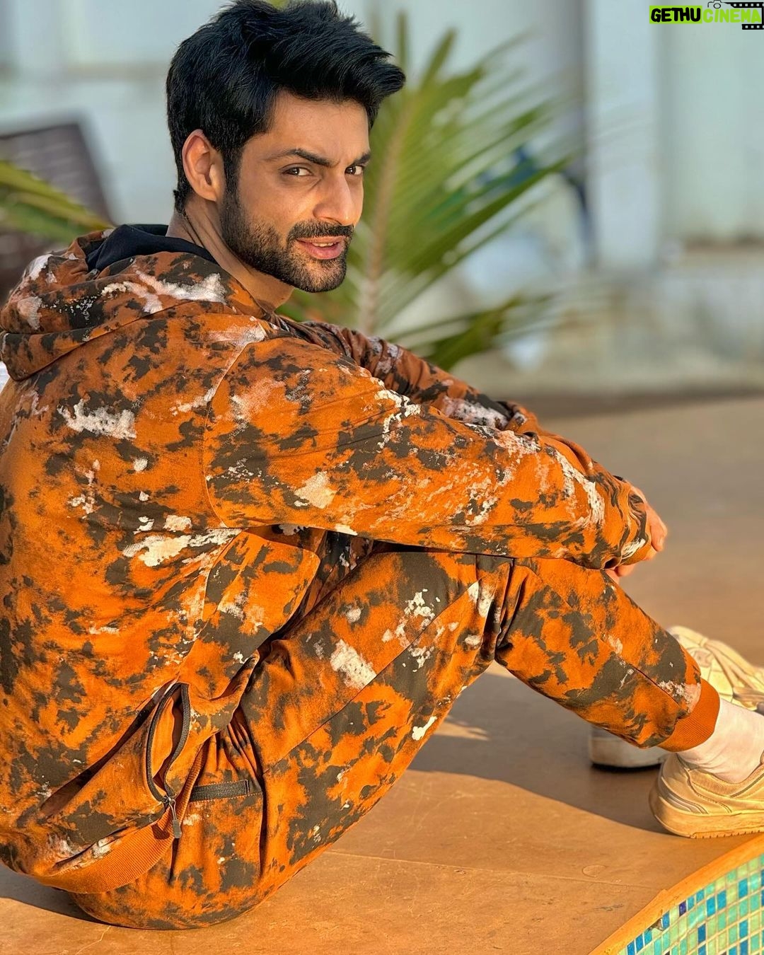 Karan Wahi Instagram - Thoda pose shoze karein…