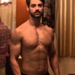 Karan Wahi Instagram - #sunday #binge I Was 13 + when i got Introduced to Body Building and the Term GYM Dilli mai tab akhaade hote the and protein powders were not even a word we knew I have been asked this over and over again as to how my physique always looks the same And my answer has always been the same I have been showing up every single Day for the last 24- 25 years Body Building is way more than Just how u Look… Its a Way Of LIFE There is No Substitute for Hard-work & Discipline #proudlyobsessed #justshowup To All u freaks out there Know that your Hustle will give back so much more ❤️❤️