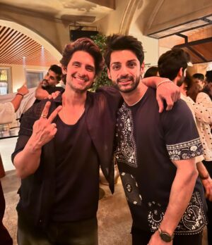 Karan Wahi Instagram - AMAR & AKBAR chilling while ANTHONY is in Singapore on a Teerth Yaatra with Mother 

Hi @rithvikk_dhanjani 
We dont MISS YOU🤪