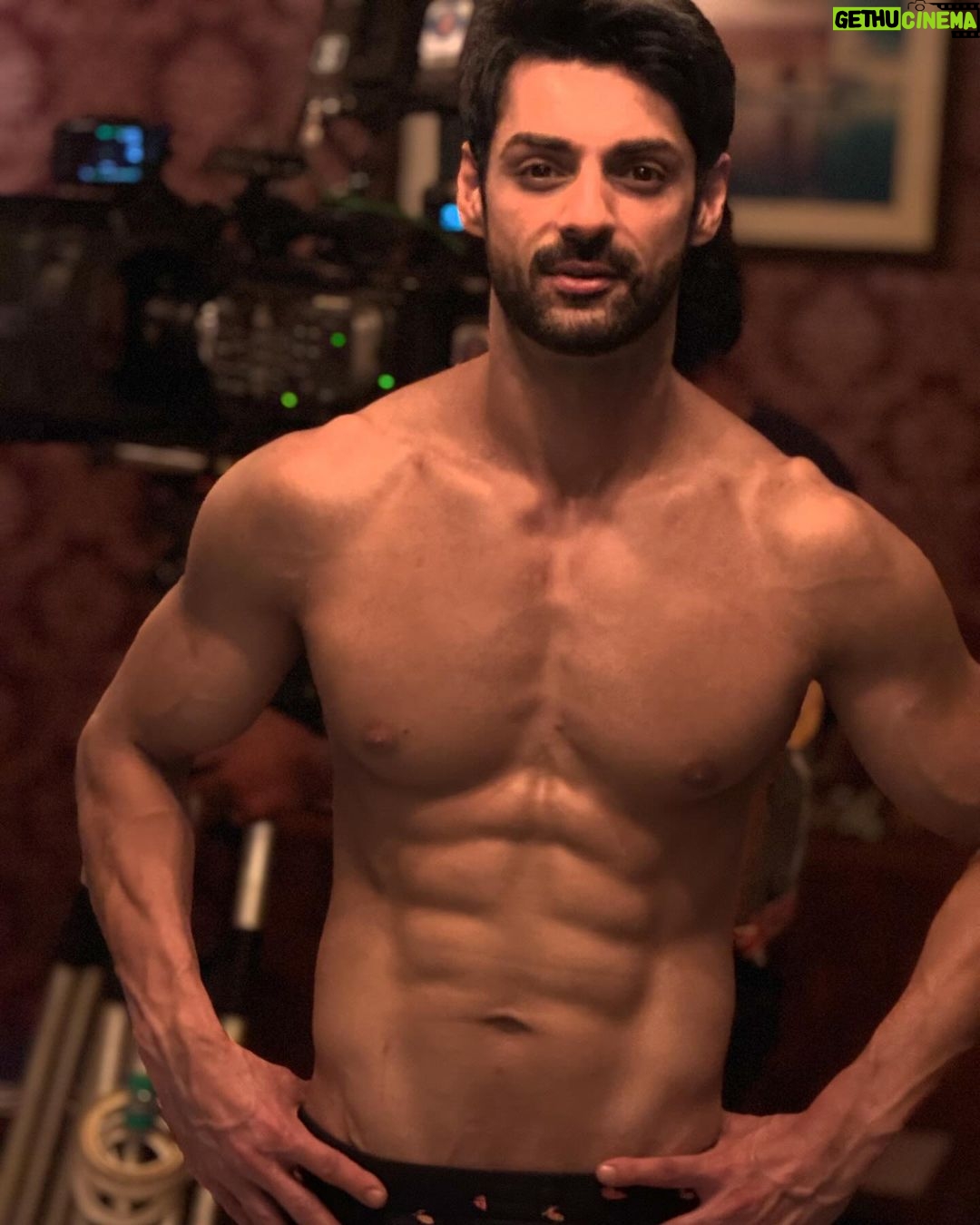 Karan Wahi Instagram - #sunday #binge I Was 13 + when i got Introduced to Body Building and the Term GYM Dilli mai tab akhaade hote the and protein powders were not even a word we knew I have been asked this over and over again as to how my physique always looks the same And my answer has always been the same I have been showing up every single Day for the last 24- 25 years Body Building is way more than Just how u Look… Its a Way Of LIFE There is No Substitute for Hard-work & Discipline #proudlyobsessed #justshowup To All u freaks out there Know that your Hustle will give back so much more ❤️❤️