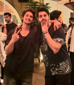 Karan Wahi Instagram - AMAR & AKBAR chilling while ANTHONY is in Singapore on a Teerth Yaatra with Mother 

Hi @rithvikk_dhanjani 
We dont MISS YOU🤪