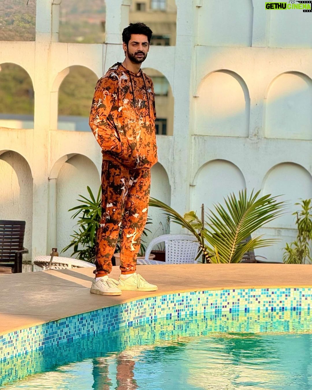 Karan Wahi Instagram - Thoda pose shoze karein…