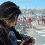 Karen Polinesia Instagram - Todos posteamos la vida que deseamos en las redes sociales, hoy les quiero mostrar la realidad de cuando viajo sola, -No todo es estético; la realidad es qué hay de todo y no siempre es tan lindo -No siempre ando feliz, entre el calor y las largas caminatas uno queda agotado -No siempre todo es alegre, hay que estar grabando y pensando en que sigue y que más quiero compartir frente a la cámara -No siempre me veo aesthetic 😂 hay veces que el viento me despeina y ahora ando cob vendas en las piernas porque tengo unas cicatrices que curar. Y solo quiero decirles que disfruten su vida y sepan que no todo lo que está en las redes sociales es REAL, no se las tomen tan enserio sirve de inspiración pero no se aferren a eso porque puede causarles mucho daño como frustración o ansiedad. Los quiero mucho y les saluda una KAREN exploradora, trabajadora y en búsqueda de inspiración ✨🤍✨ Marseille, France
