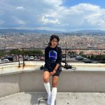 Karen Polinesia Instagram - Todos posteamos la vida que deseamos en las redes sociales, hoy les quiero mostrar la realidad de cuando viajo sola, -No todo es estético; la realidad es qué hay de todo y no siempre es tan lindo -No siempre ando feliz, entre el calor y las largas caminatas uno queda agotado -No siempre todo es alegre, hay que estar grabando y pensando en que sigue y que más quiero compartir frente a la cámara -No siempre me veo aesthetic 😂 hay veces que el viento me despeina y ahora ando cob vendas en las piernas porque tengo unas cicatrices que curar. Y solo quiero decirles que disfruten su vida y sepan que no todo lo que está en las redes sociales es REAL, no se las tomen tan enserio sirve de inspiración pero no se aferren a eso porque puede causarles mucho daño como frustración o ansiedad. Los quiero mucho y les saluda una KAREN exploradora, trabajadora y en búsqueda de inspiración ✨🤍✨ Marseille, France