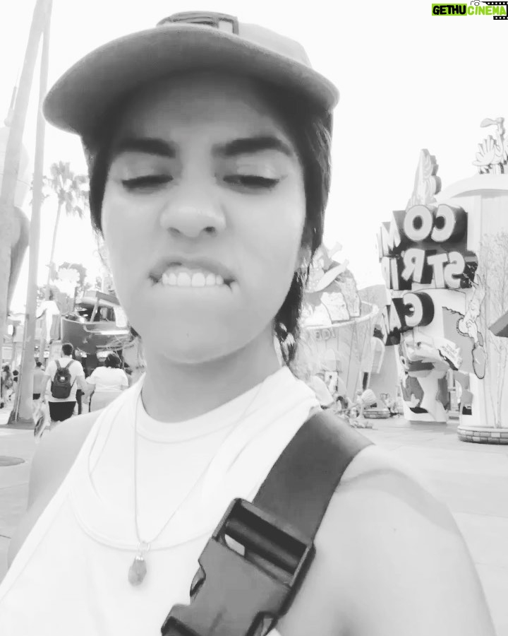 Karen Polinesia Instagram - La pase increíble festejando el cumpleaños de @ppteamlesslie en @universaldestinationslatino encontré un mundo hermoso surrealista de Dr Seuss! Y las rides más intensas! Universal Orlando