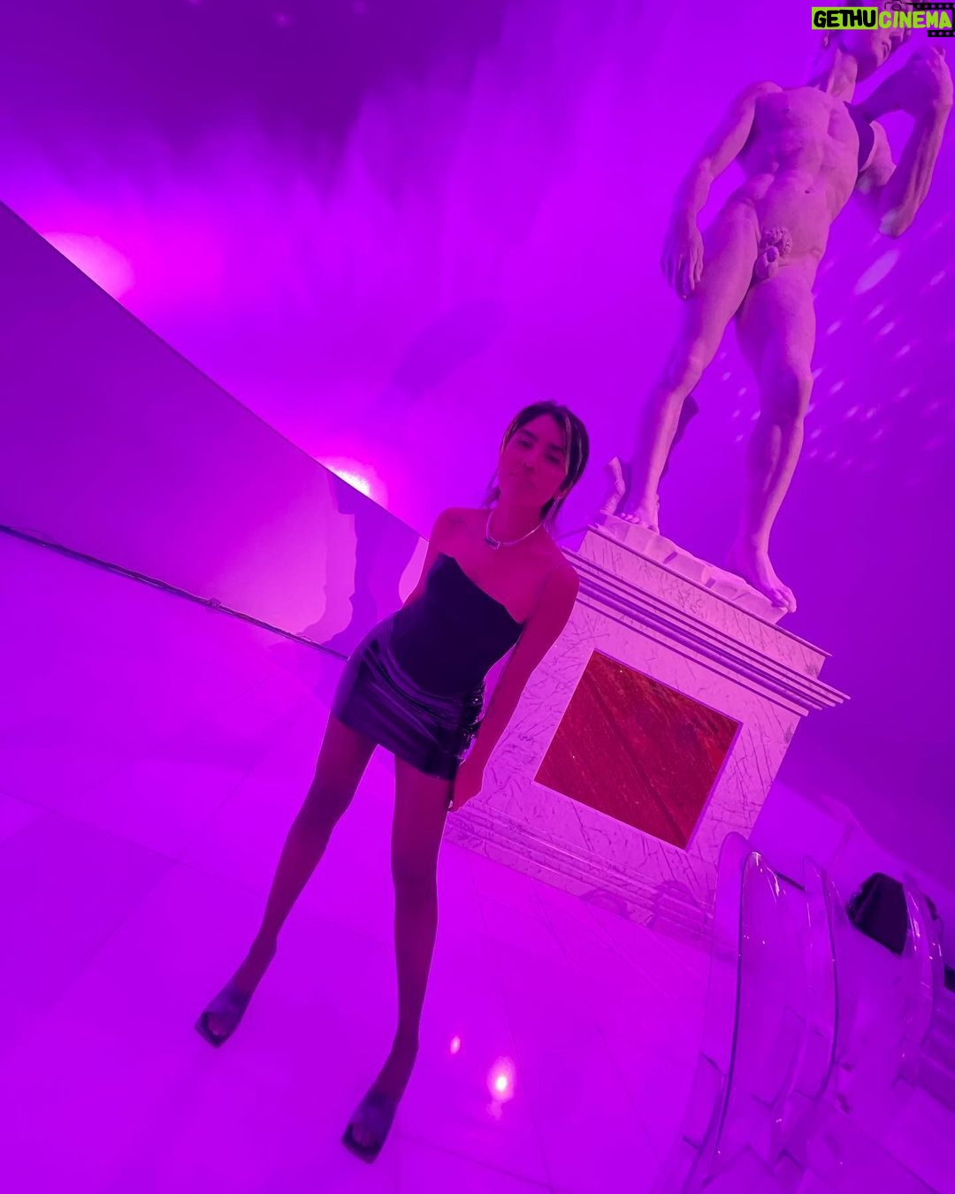 Karen Polinesia Instagram - Ya sea azul o rosa… ayer disfruté de un bello evento el cual conocí mujeres poderosas que inspiran ✨ Una diseñadora mexicana y madre hermosa @raquelorozcog y a la primera mexicana en volar al espacio @katvoltage , que le pregunte ¿qué sintió al ver la tierra desde lejos? 🌎 respondió que le cambió la vida… Si sueñan en algo INTÉNTENLO si su sueño es muy grande pártelo en pequeños pedazos este camino se recorre con constancia, conciencia y convicción 💫 Y recuerda NO HAY SUEÑO DEMASIADO GRANDE PARA ESTE MUNDO… 👐🏾👐🏻👐🏿👐🏼 Soumaya Museum