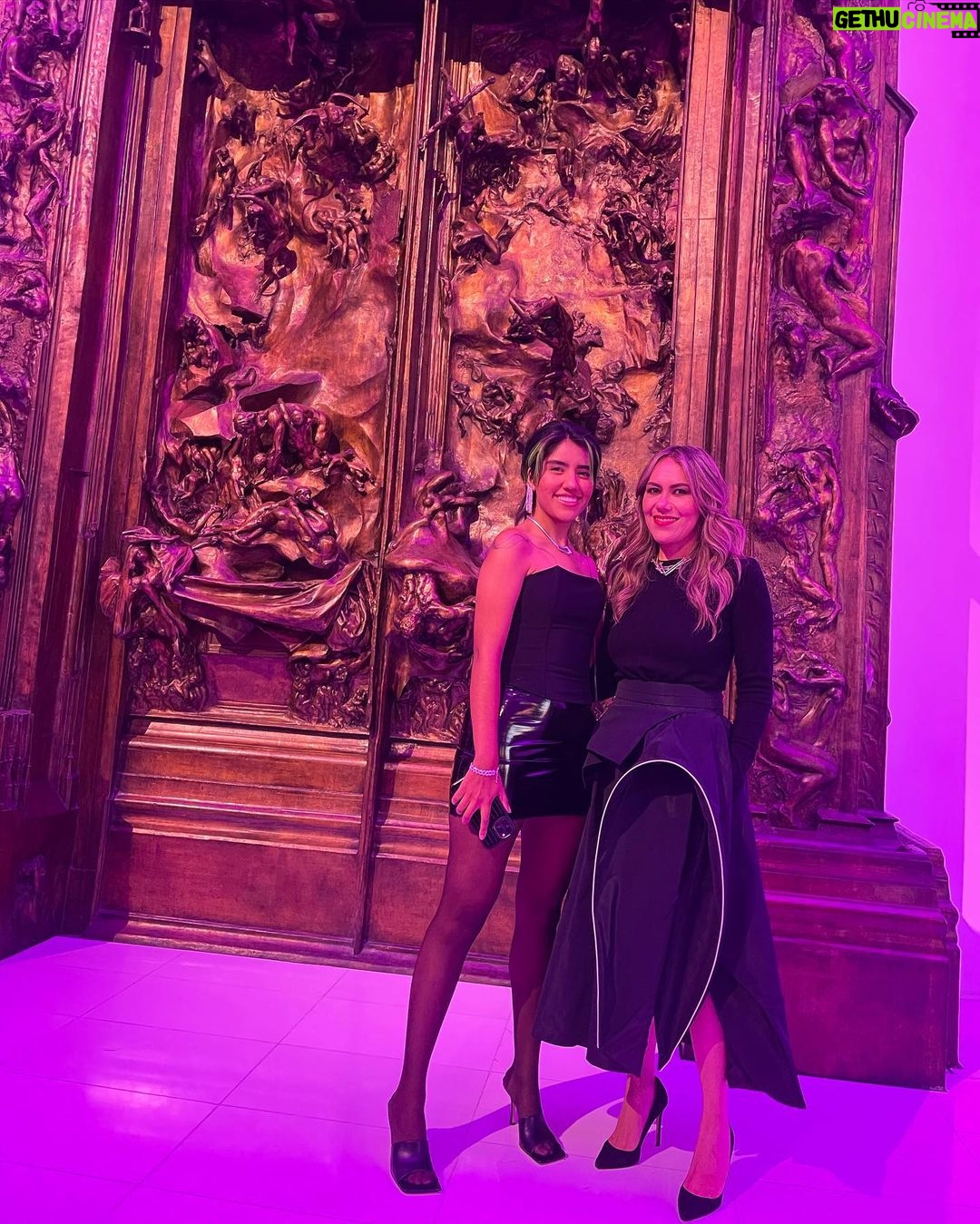Karen Polinesia Instagram - Ya sea azul o rosa… ayer disfruté de un bello evento el cual conocí mujeres poderosas que inspiran ✨ Una diseñadora mexicana y madre hermosa @raquelorozcog y a la primera mexicana en volar al espacio @katvoltage , que le pregunte ¿qué sintió al ver la tierra desde lejos? 🌎 respondió que le cambió la vida… Si sueñan en algo INTÉNTENLO si su sueño es muy grande pártelo en pequeños pedazos este camino se recorre con constancia, conciencia y convicción 💫 Y recuerda NO HAY SUEÑO DEMASIADO GRANDE PARA ESTE MUNDO… 👐🏾👐🏻👐🏿👐🏼 Soumaya Museum