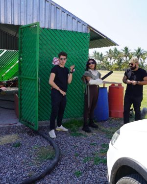 Karen Polinesia Instagram - Y ME VOLVÍ A AVENTAR 🪂 ahora con el loco de JUANPA!! Vayan a ver su video esta increíble lleve a unos invitados especiales