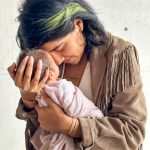 Karen Polinesia Instagram - Jamás esperé que este momento llegara a mi vida, ver el momento en el que una vida nace en este mundo y tener la fortuna de guiar y proteger a ese ser humano que es parte de mi familia; y mucho menos imaginé compartirlo con millones de personas al rededor del mundo. Agradezco infinitamente la buena energía y el amoroso recibimiento que hemos recibido por parte de la FAMILIA POLINESIA gracias por tanto amor y compromiso. ✨🤍✨ VAYAN A VER EL VIDEO EN YOUTUBE ▶️
