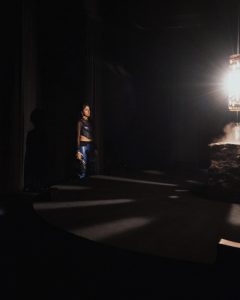 Karen Polinesia Instagram - Un poco más de esto” Un poco más de alegría, para que un corazón vibrante Un poco más de precisión, para avanzar sin contratiempos Un poco más de luz, para iluminar lo no reconocido Un poco más de baile, para alegrar el corazón y el cuerpo Un poco más cerca de los sueños y más lejos de los miedos Porque cada vez que avanzamos hacia nuestros sueños los miedos entran para confirmar si realmente es lo que queremos. Los sueños de todos caben en este mundo. 🌟🌟🌟