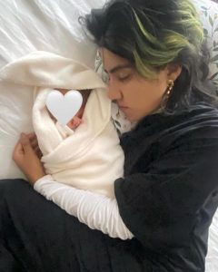Karen Polinesia Instagram - Jamás esperé que este momento llegara a mi vida, ver el momento en el que una vida nace en este mundo y tener la fortuna de guiar y proteger a ese ser humano que es parte de mi familia; y mucho menos imaginé compartirlo con millones de personas al rededor del mundo. Agradezco infinitamente la buena energía y el amoroso recibimiento que hemos recibido por parte de la FAMILIA POLINESIA gracias por tanto amor y compromiso. ✨🤍✨ VAYAN A VER EL VIDEO EN YOUTUBE ▶️