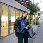 Karen Takizawa Instagram - ある日の仕事帰り。 こうやってマネージャーさんに写真をしょっちゅう恥ずかしげもなく頼んで撮ってもらっています。 ポージングを鈍くならないようにの目覚ましだったり、洋服と記念写真しておきたいだけだったりとです。 この日は、珍しく古着をたくさん着ていた日だったのでという甘ったるい理由になってしまいました🥹 写真で見るときょうの自分はこんなんだったのか、とか、この服って外で見るとこんな色だったんだ、と勝手ながら新発見の研究材料みたいなことになっています📷 鏡でしか自分を向かい側から見ることはできないので、写真で自分を見るのは大切にしています。 いくらなんでも鏡だけ見てる毎日で次の撮影向かうのは、岩の上を爪で歩くようなものなので😅 レザーのジャケットは古着がちょうどいいくらい好きです。 わたしの人生では長距離移動の毎日だとしてもこなしきれないレザーのお疲れ感を、先に知らないどなたかの生活で出してくれていたわけなので、ありがたくその道に乗っかりたいです。 ありがとうございました。