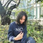 Karen Takizawa Instagram - 天才的色彩感覚上手のみどりさんに髪の毛を冬仕度していただきました⛄️ 春から夏までは、優しく温かい気温に合わせてベージュ系グレーでしたり(グレージュ)、ミルク系グレーにしていましたが、今回は冬の寒くて冷徹な気温に合わせて、グレー系オリーブにしています。寒さには寒い色を🩵 ほんとうにお気に入りです🥺 偶然に木があったので一瞬に撮りました♡ 太陽の下の色はより色を生きさせてくれて、 こんなすてきな色だったのか！と胸に嬉しいが溢れ出ます✨✨ この色でこの冬と過ごすのかと思うと、 いまから力強いです🪵 たくさんの冬景色を一緒にみていきます🖼️ 色が美しすぎたので動画も撮りました🎥
