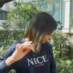 Karen Takizawa Instagram - 天才的色彩感覚上手のみどりさんに髪の毛を冬仕度していただきました⛄️ 春から夏までは、優しく温かい気温に合わせてベージュ系グレーでしたり(グレージュ)、ミルク系グレーにしていましたが、今回は冬の寒くて冷徹な気温に合わせて、グレー系オリーブにしています。寒さには寒い色を🩵 ほんとうにお気に入りです🥺 偶然に木があったので一瞬に撮りました♡ 太陽の下の色はより色を生きさせてくれて、 こんなすてきな色だったのか！と胸に嬉しいが溢れ出ます✨✨ この色でこの冬と過ごすのかと思うと、 いまから力強いです🪵 たくさんの冬景色を一緒にみていきます🖼️ 色が美しすぎたので動画も撮りました🎥