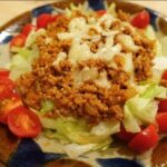 Karen Takizawa Instagram - こんばんは🌙 沖縄料理に沖縄皿を使って満点星空があったら食べたいタコライス作りました♡ 私の今から文にするほどでもないこだわりは 牛肉だけじゃなくて牛豚合挽肉使うことです。 そして決定的な理由もありません🥹 なぜか挽肉を買う時合挽肉を選んでしまいます。豚に気を遣っているわけでもないのですがどこかで美味しさを知ってしまったからかもしれません🙇🏼‍♀️ レタスは雑な手つきでちぎれば挽肉たちが協力して穴埋めしてくれます🤝🏻 ミニトマトは顔中にピアスをつけるような思いでたくさん並べます🍅 あとは沖縄皿やちむんの技術と美しさで盛り上げてくれるので、こちらはそこまで出る幕なくて大丈夫です。🌊 沖縄につい行きたくなる一枚でした。 おやすみなさい☺️🌙