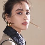 Karen Takizawa Instagram - Oggi3月号になります🌞 お気に入りすぎてどうしようもないページをご紹介します。 まず、一緒に映る洋服すべてが大好きでした🩶そして写真に浮かぶ一体どこにいるのかを思わせる瞑想感、そして洋服に似合うヘアメイク✨ 好きをバッグぱんぱんに詰め込んだような撮影でした。出来上がりも忘れもしないページでしたし😳♡ やっぱり撮影はたのしいです。ほんとうに。 ぜひ見てください。言っておきますがOggi3月号です🌷