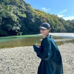 Karen Takizawa Instagram - 人生で初めて、伊勢神宮にお邪魔させていただいてきました。 気持ちが素直に傾いた方に旅に出ろと決めているのですが、自分の心が伊勢に集中着地していたので伊勢に⛰️✨ 伊勢に向かっている時から、空の雲はお習字の一筆芸術みたいにカッコいい雲でお出迎えされながら、満点の晴天で伊勢神宮様に入ることができました☺️ おかげ横丁という伊勢神宮への入場道があるのですが、そこからもうお祭りみたいに楽しかったです😊 朝ごはんをしっかりちゃっかり食べてきたという最大の後悔を胸に、飲み物だけしか胃には入らなかったのですが....素敵な雰囲気を知れました。 空腹できたらきっと楽しくて仕方ないとおもいます。右を向こうが、左を向こうが、全て食べ物屋さんに囲まれてるんですから☺️♡ サラッサラに身体の中が軽くなりながら、 ご挨拶できたような気がします。 そこに生える、木々たちがもうほんとうに、ほんとに素晴らしかったです。 それだけでも来てよかったと思うのです。 きっとものすごい歴史を見てきたんでしょうね。 また行けますように✨✨✨✨ キャプションを入力…