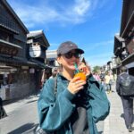Karen Takizawa Instagram - 人生で初めて、伊勢神宮にお邪魔させていただいてきました。 気持ちが素直に傾いた方に旅に出ろと決めているのですが、自分の心が伊勢に集中着地していたので伊勢に⛰️✨ 伊勢に向かっている時から、空の雲はお習字の一筆芸術みたいにカッコいい雲でお出迎えされながら、満点の晴天で伊勢神宮様に入ることができました☺️ おかげ横丁という伊勢神宮への入場道があるのですが、そこからもうお祭りみたいに楽しかったです😊 朝ごはんをしっかりちゃっかり食べてきたという最大の後悔を胸に、飲み物だけしか胃には入らなかったのですが....素敵な雰囲気を知れました。 空腹できたらきっと楽しくて仕方ないとおもいます。右を向こうが、左を向こうが、全て食べ物屋さんに囲まれてるんですから☺️♡ サラッサラに身体の中が軽くなりながら、 ご挨拶できたような気がします。 そこに生える、木々たちがもうほんとうに、ほんとに素晴らしかったです。 それだけでも来てよかったと思うのです。 きっとものすごい歴史を見てきたんでしょうね。 また行けますように✨✨✨✨ キャプションを入力…