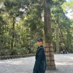 Karen Takizawa Instagram - 人生で初めて、伊勢神宮にお邪魔させていただいてきました。 気持ちが素直に傾いた方に旅に出ろと決めているのですが、自分の心が伊勢に集中着地していたので伊勢に⛰️✨ 伊勢に向かっている時から、空の雲はお習字の一筆芸術みたいにカッコいい雲でお出迎えされながら、満点の晴天で伊勢神宮様に入ることができました☺️ おかげ横丁という伊勢神宮への入場道があるのですが、そこからもうお祭りみたいに楽しかったです😊 朝ごはんをしっかりちゃっかり食べてきたという最大の後悔を胸に、飲み物だけしか胃には入らなかったのですが....素敵な雰囲気を知れました。 空腹できたらきっと楽しくて仕方ないとおもいます。右を向こうが、左を向こうが、全て食べ物屋さんに囲まれてるんですから☺️♡ サラッサラに身体の中が軽くなりながら、 ご挨拶できたような気がします。 そこに生える、木々たちがもうほんとうに、ほんとに素晴らしかったです。 それだけでも来てよかったと思うのです。 きっとものすごい歴史を見てきたんでしょうね。 また行けますように✨✨✨✨ キャプションを入力…